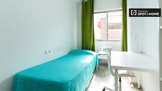 Rent Flat in Camino de Ronda. Habitación amueblada en piso compartido en ronda, granada