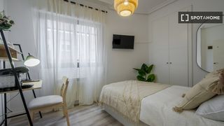 Lloguer Pis a Lucero. Se alquila habitación en apartamento de 5 dormitorios en latina,