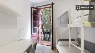 Alquiler Piso en Sants-Badal. Se alquila habitaci�n doble compartida con balc�n en residencia