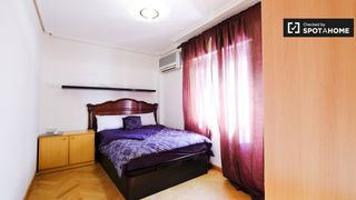 Rent Flat in Los Rosales. Se alquila habitación en piso de 4 dormitorios en villaverde baj