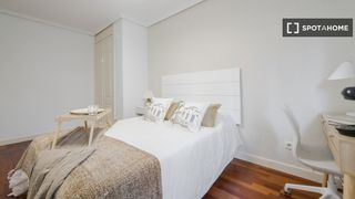 Lloguer Pis a Sanchinarro. Se alquila habitación en piso compartido de 8 habitaciones en va