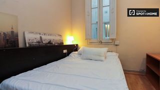Affitto Appartamento in L´Antiga Esquerra de l´Eixample. Se alquila habitación doble, apartamento de 6 dormitorios, lesqu