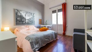 Alquiler Piso en La Xerea. Habitación amueblada en apartamento de 5 dormitorios ciutat vell