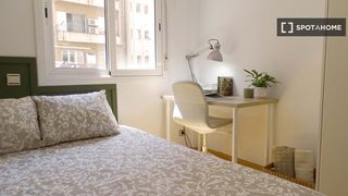 Alquiler Piso en Sant Gervasi - Galvany. Se alquila habitaci�n en piso de 4 dormitorios en barcelona