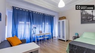 Affitto Appartamento in El Botànic. Se alquila habitación en apartamento de 6 dormitorios en extramu