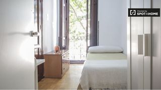 Rent Flat in Embajadores-Lavapiés. Se alquila habitación en piso de 5 habitaciones en la latina