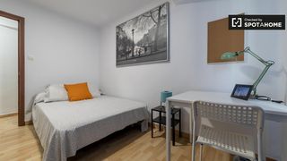 Rent Flat in Mont Olivet. Habitación en apartamento de 5 dormitorios en quatre carreres, v