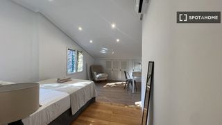 Miete Etagenwohnung in Aravaca. Se alquila habitación en piso compartido de 8 habitaciones en ar
