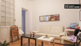 Affitto Appartamento in Sol. Se alquila habitación en piso de 12 habitaciones en sol, madrid
