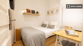 Affitto Appartamento in Dreta de l´Eixample. Se alquila habitación en piso compartido en barcelona