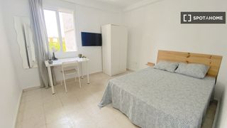 Rent Flat in El Torrejón - El Cerezo. Habitación en piso compartido en alquiler en el rocío, sevilla.