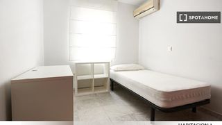 Rent Flat in El Tardón - El Carmen. Habitación en piso compartido en alquiler en el tardón, sevilla