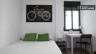 Rent Flat in Aiora. Habitación en apartamento compartido de 5 habitaciones en camí f
