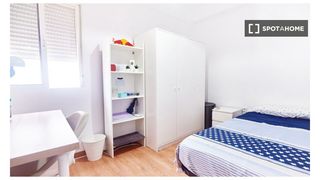 Rent Flat in El Plantinar - Avda. La Paz - El Juncal. Se alquila habitación en piso de 3 habitaciones en sevilla
