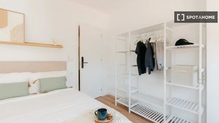 Location Appartement à Trinitat. Habitación en piso compartido de 5 habitaciones en alquiler en t