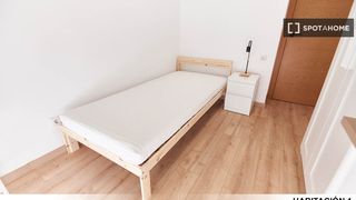 Rent Flat in Cruz Roja. Habitación en piso compartido en alquiler santa maría, sevilla