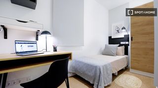 Rent Flat in Gran Via. Se alquila habitación en piso de 2 dormitorios en valencia