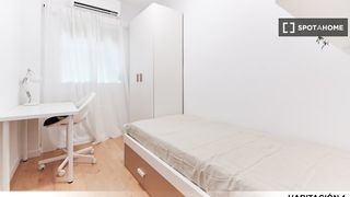 Rent Flat in Triana Este. Habitación en piso compartido en alquiler en triana, sevilla.