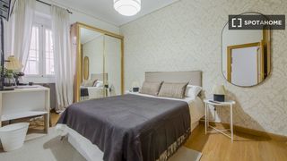 Rent Flat in Pacífico. Habitaciones en alquiler en piso de 5 habitaciones en madrid!
