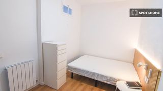 Lloguer Pis a Raval. Habitación en piso compartido de 6 habitaciones en el raval, bar