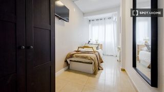 Alquiler Piso en Pacífico. Habitación en piso compartido de 7 habitaciones en alquiler en p