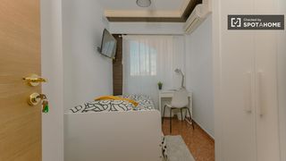 Affitto Appartamento in L´Eixereta. Se alquila habitación en piso de 6 habitaciones en burjassot, va