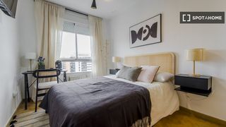 Lloguer Pis a Delicias. Se alquila habitación en apartamento de 5 dormitorios en atocha,