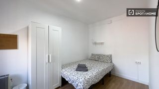 Rent Flat in Santa Eulàlia. Se alquila habitación en apartamento de 3 dormitorios en barcelo