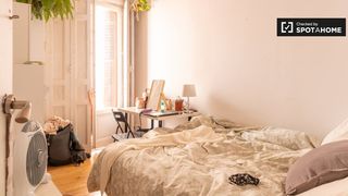 Affitto Appartamento in Universidad-Malasaña. Se alquila habitación en apartamento de 7 dormitorios en malasañ