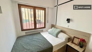 Rent Flat in Aluche. Habitación en piso compartido de 6 habitaciones en alquiler en a