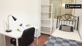 Affitto Appartamento in Zona Concordia. Habitaciones en alquiler en el apartamento de 5 dormitorios en b