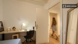 Rent Flat in Putget - Farró. Se alquila habitación en piso de 7 habitaciones en barcelona