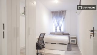 Location Appartement à Almendrales. Se alquila habitación en piso de 5 habitaciones en madrid