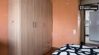 Affitto Appartamento in Estación-Parque O´Donnell. Se alquila habitación en apartamento de 5 dormitorios en alcalá