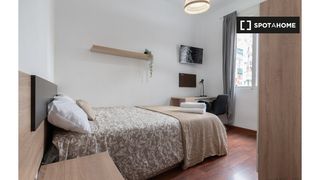 Rent Flat in Delicias. Habitación en piso compartido de 5 habitaciones en delicias, mad