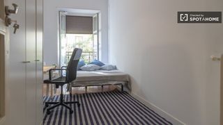 Miete Etagenwohnung in Argüelles. Se alquila habitación en piso de 9 habitaciones!