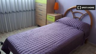 Lloguer Pis a Moscardó. Se alquila habitación en apartamento de 3 dormitorios en usera,