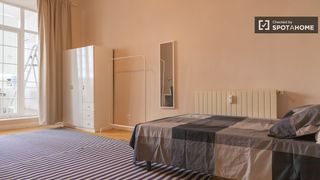 Rent Flat in Argüelles. Se alquila habitación en piso de 9 habitaciones!