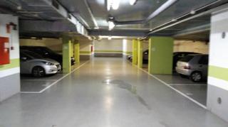 Aparcament cotxe  Carrer de ramon mas. Àmplia plaça d'aparcament