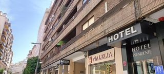 Miete Büro in Fígares. Oficina en pleno centro recogidas con 5 despachos y sala de espe
