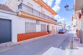 Casa  Calle santa barbara. Amplia casa cen pleno centro de churriana de la vega