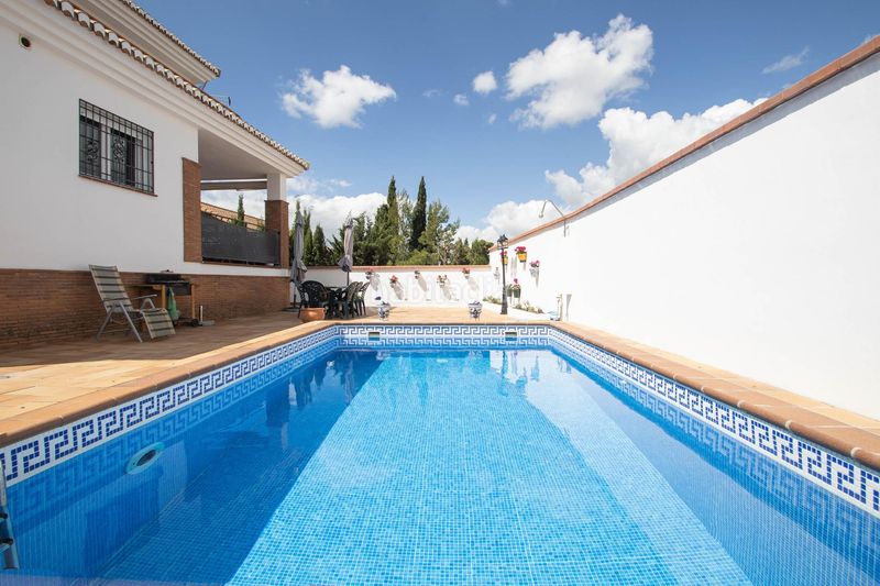 Foto b67873fb-ef2e-4722-b745-8a421244fff1. Casa chalet independiente con piscina en Nívar