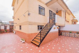Towny house en Carretera illora 35. Casa familiar con gran patio, placas solares y cochera doble en