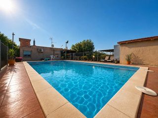 Casale in Alcanar. Finca rústica con dos viviendas, piscina y múltiples construccio