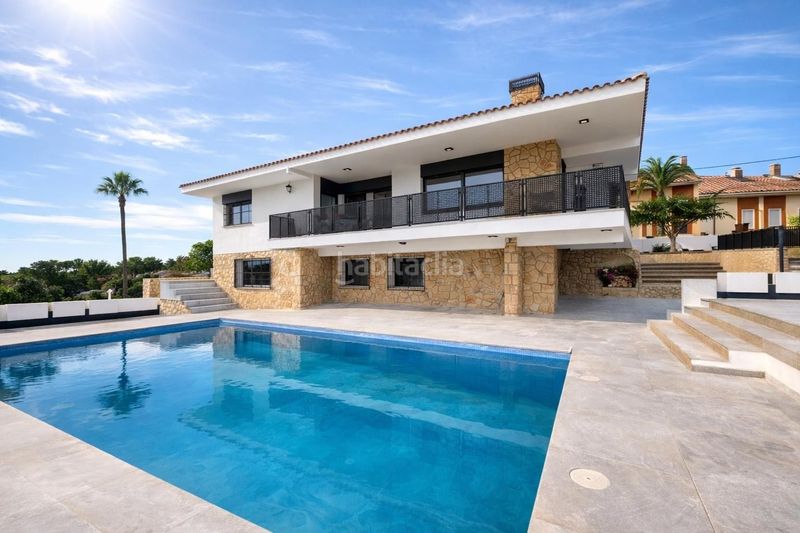 Foto 73ffe1eb-0edf-4a45-ad11-41025d1f417d. Casa amb piscina a Montebello - Nou Espai Nucia (la)