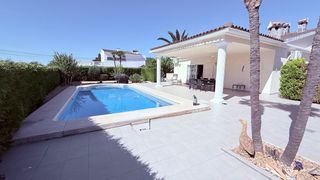 Chalet en Pueblo-Ubanizaciones. Elegancia, luz y privacidad a 5 minutos de la playa y de todas l