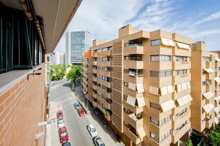Ático  Calle bustamante. Espectacular ático de 146 m2 con orientación sur, gran terraza y