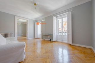 Rent Flat  Calle san agustin. Alquiler de larga estancia  3 dormitorios  2 baños  las letras
