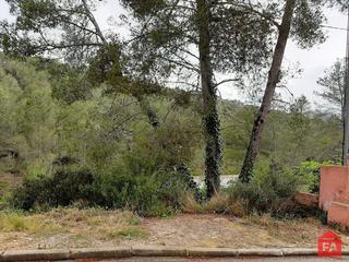 Terreny residencial a Bisbal del Penedès (La). Parcela urbana de 424 m2, en urbanización tranquila próxima al p