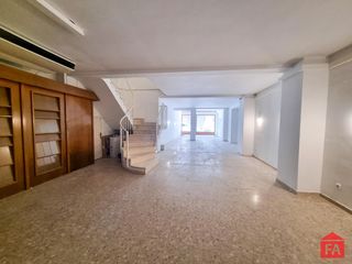 Affitto Locale commerciale in Centre. 8445 el vendrell, céntrico local 2 plantas